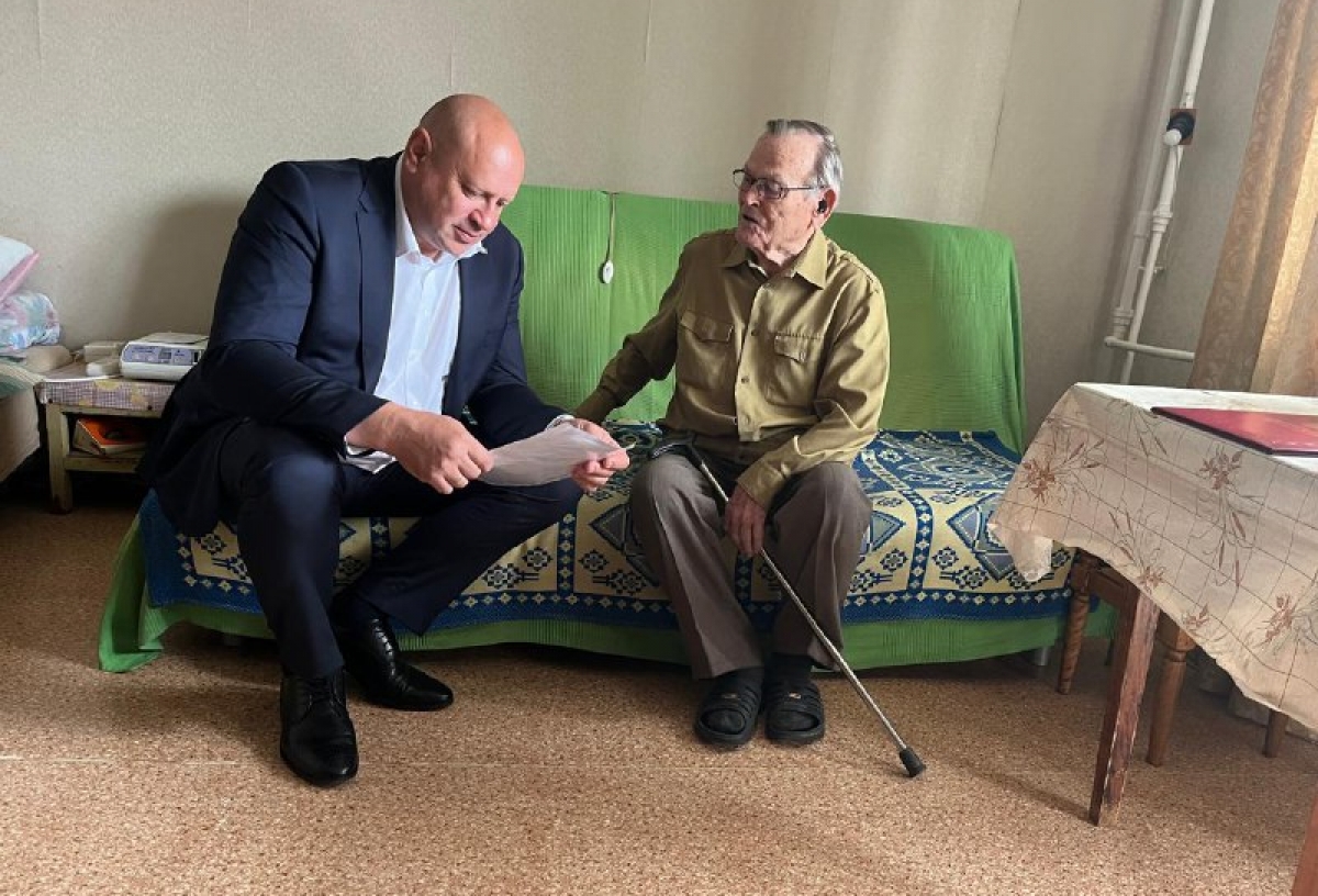 Сергей Шелест побывал в гостях у 103-летнего жителя Омска
