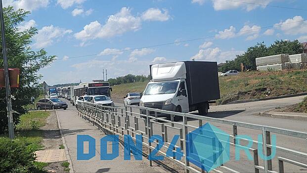Большая пробка: автобус и легковушка столкнулись на въезде в Суворовский в Ростове
