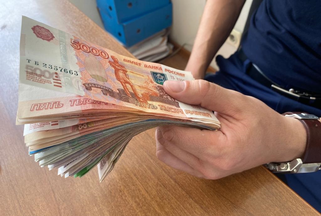 В Новосибирске двух сотрудников таможни подозревают в получении крупной взятки