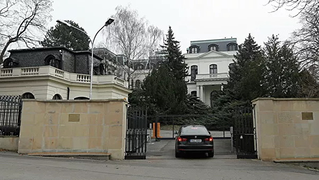 Чешские силовики начали охранять российского дипломата