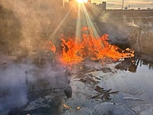 Человек погиб при страшном пожаре на барже у Борского моста