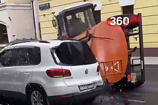 В Москве на видео попало, как трактор на повороте снес авто