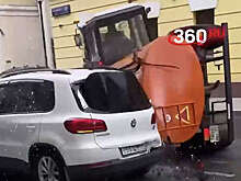 В Москве на видео попало, как трактор на повороте снес авто