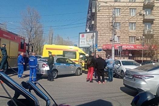В Волгограде на перекрестке столкнулись мотоцикл и такси