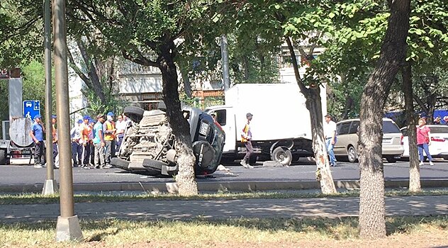 В центре Алматы перевернулся автомобиль