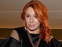 Апина снялась в фотосессии в латексном комбинезоне