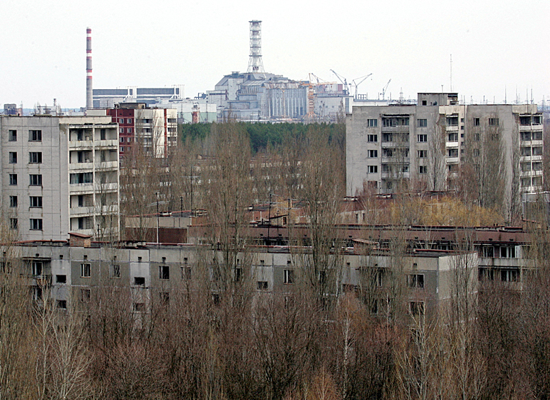 Вид на Чернобыльскую АЭС из города-призрака Припять