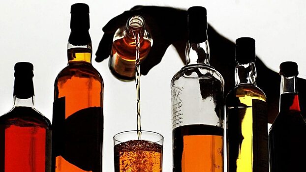 Двое жителей Энгельса подозреваются в незаконной продаже алкоголя на 12 млн рублей