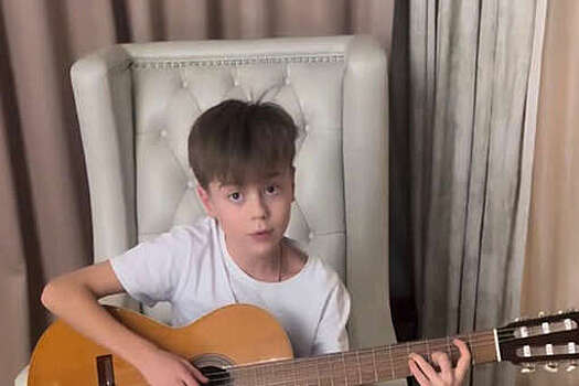 Певица Наталья Подольская сняла старшего сына от Владимира Преснякова за игрой на гитаре