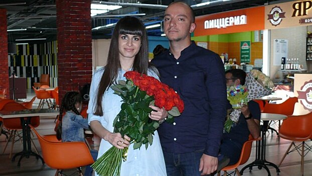 Предложение по-армянски: парень выкупил билеты в кино ради любимой