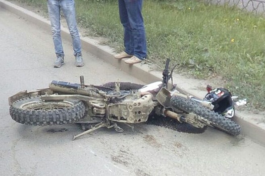 В Екатеринбурге 15-летний байкер протаранил легковушку