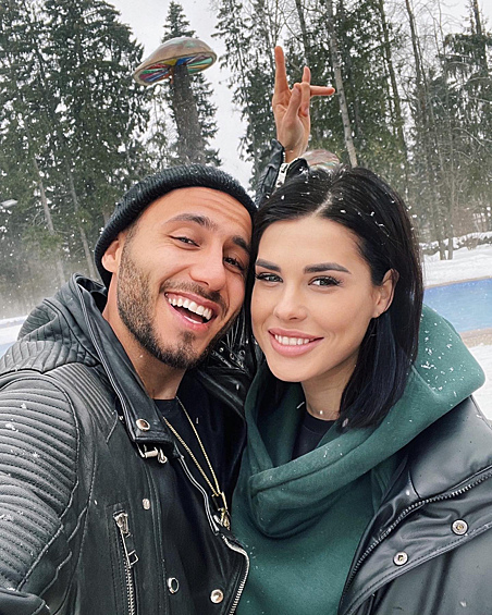 Ирина Пинчук и Арай Чобанян познакомились после участия в телевизионном проекте «Дом-2». В феврале блогерша объявила о разводе. Причиной стала измена Чобаняна.