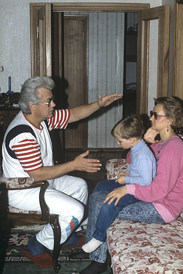 На приеме у известного экстрасенса А. Чумака, 1991