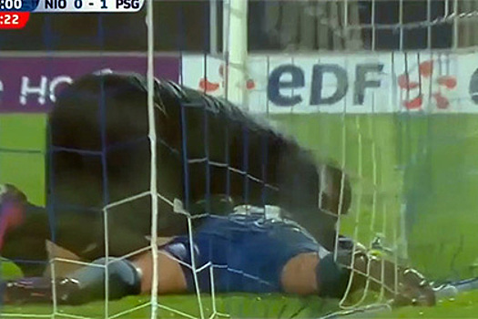 Летевший в пустые ворота мяч остановился в грязи в матче Кубка Франции