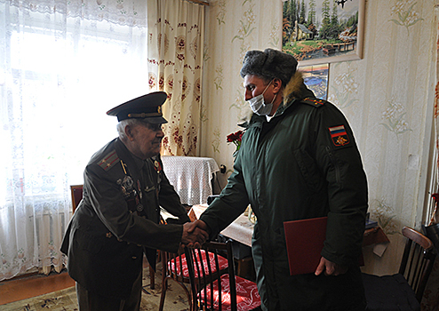 В Нижегородской области военнослужащие отдельной танковой бригады ЗВО поздравили 100-летнего ветерана