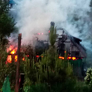Спасли бабушку: дом сгорел дотла в кузбасском городе