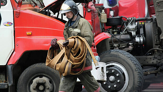 Из-за пожара из школы на юге Москвы эвакуировали 700 человек