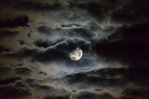 Тесное сближение Луны и Сатурна смогут наблюдать москвичи в ночь на пятницу