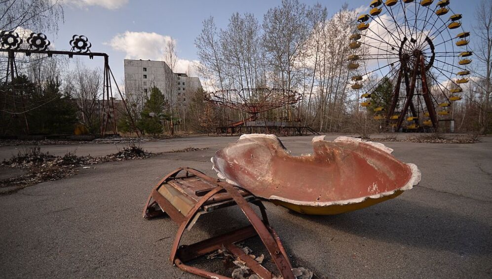 В последующие дни власти вывезли население 10 километровой зоны вокруг Чернобыльской АЭС.  К концу мая была установлена 30 километровая зона отчуждения. Свои дома покинули 116 тысяч человек