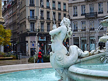 Глава МВД Франции планирует вновь участвовать в выборах мэра Лиона