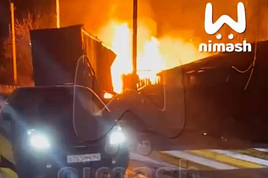 Фура протаранила газовую трубу в российском регионе, загорелась и попала на видео