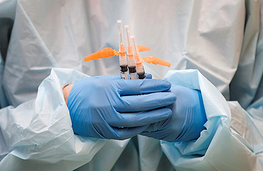 Американский ученый заявил об «устаревании» вакцин из-за новых штаммов вируса