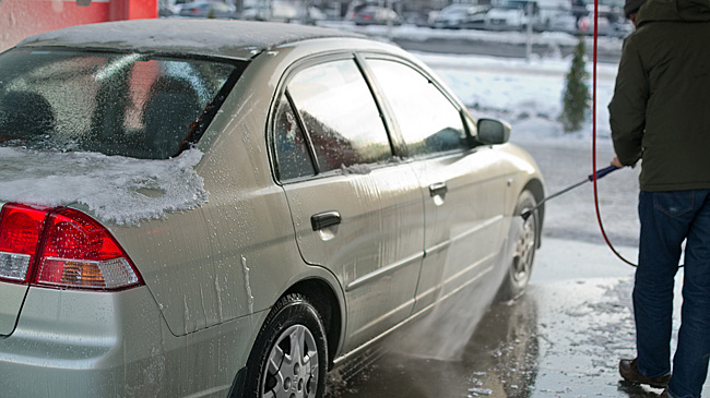 Названа главная ошибка при мойке машины в сильный мороз