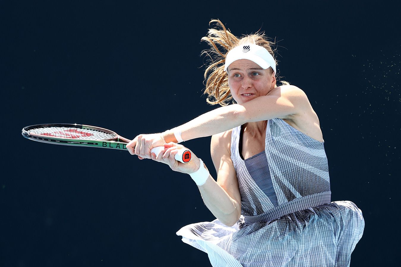 Людмила Самсонова в трёх сетах обыграла Чжэн Циньвэнь и вышла в финал турнира в Абу-Даби