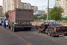 Две женщины и двухлетняя девочка пострадали в результате ДТП с грузовиком на востоке Москвы