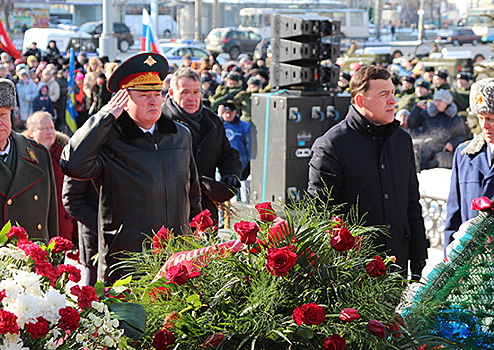Командующий войсками ЦВО возложил цветы к памятнику воинам Уральского добровольческого танкового корпуса