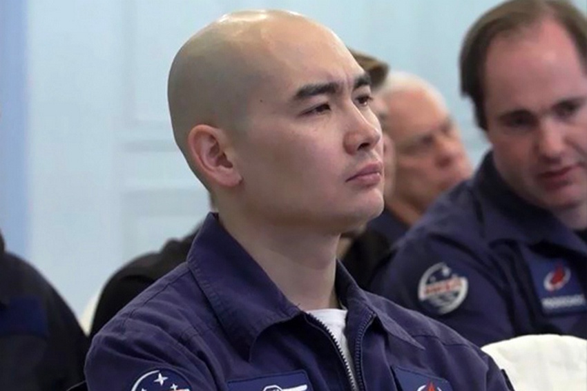 Врач из Кыргызстана отправляет людей на орбиту