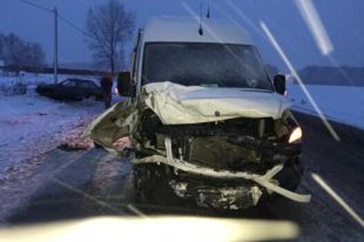 Под Саратовом Kia Rio протаранил Tayotу. Пострадали 2 мальчика и 4 взрослых