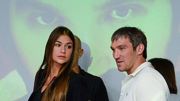 В сети обсуждают откровенный наряд дочери Глаголевой на свадьбе сестры