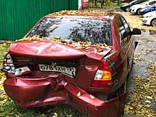 Брошенный аварийный автомобиль вывезли из двора на Дмитровке