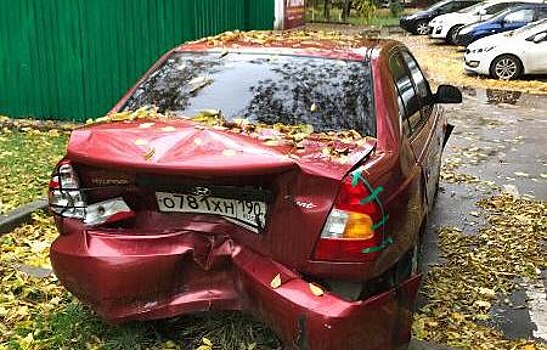 Брошенный аварийный автомобиль вывезли из двора на Дмитровке