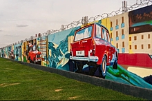Художники создали граффити на стене вдоль «Технополиса» и завода «Москвич»