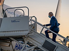 Пустился в пляс и встретил Марио: соцсети наполнились шутками о падении Байдена на трапе