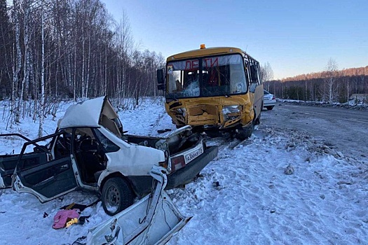 На Урале в ДТП со школьным автобусом погибли женщина и ребенок
