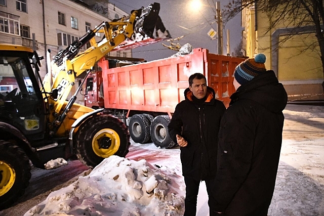 Мэр Ярославля проверил уборку города от снега возле своего дома