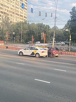 Автомобиль такси попал в ДТП в Кемерове