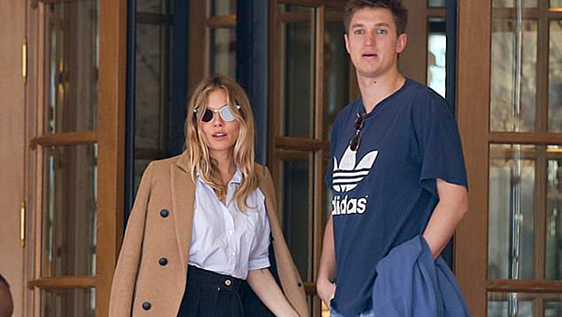 Пальто в оттенке camel и любимый бойфренд: Сиенна Миллер гуляет по Парижу