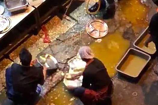 Моющие посуду в луже сотрудники ресторана попали на видео