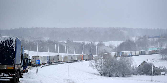 У КПП «Верхний Ларс» скопились сотни автомобилей