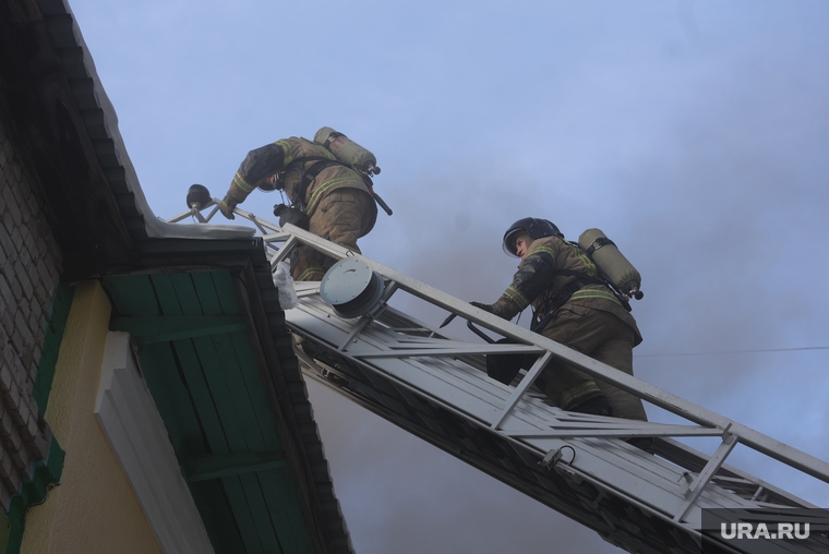 Из горящего дома в Екатеринбурге эвакуировались 30 человек