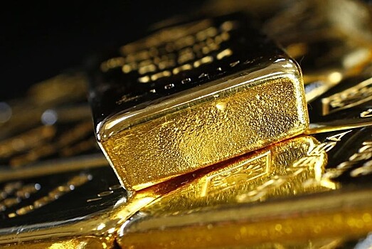 Золото продолжает дешеветь, вложения в золотые ETF сокращаются