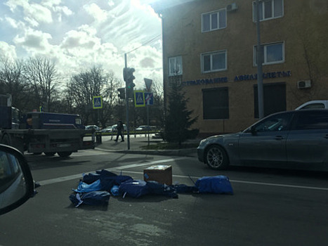 В Калининграде из машины "Почты России" на дорогу высыпались посылки (обновлено)