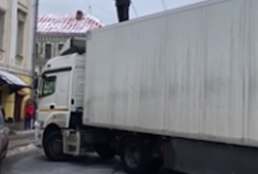 Водитель фуры перекрыл проезд в центре Москвы из-за задержки зарплаты