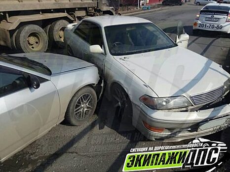 Во Владивостоке водитель «резвого» «Марка» врезался в другую машину на встречной полосе движения