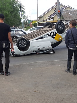 В Челябинске перевернулось такси с пассажиром