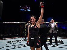 Пенья задушила Сару в бою UFC 257